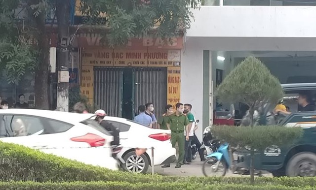  Lực lượng chức năng phong tỏa ngôi nhà số 50 Quang Trung để điều tra, làm rõ.