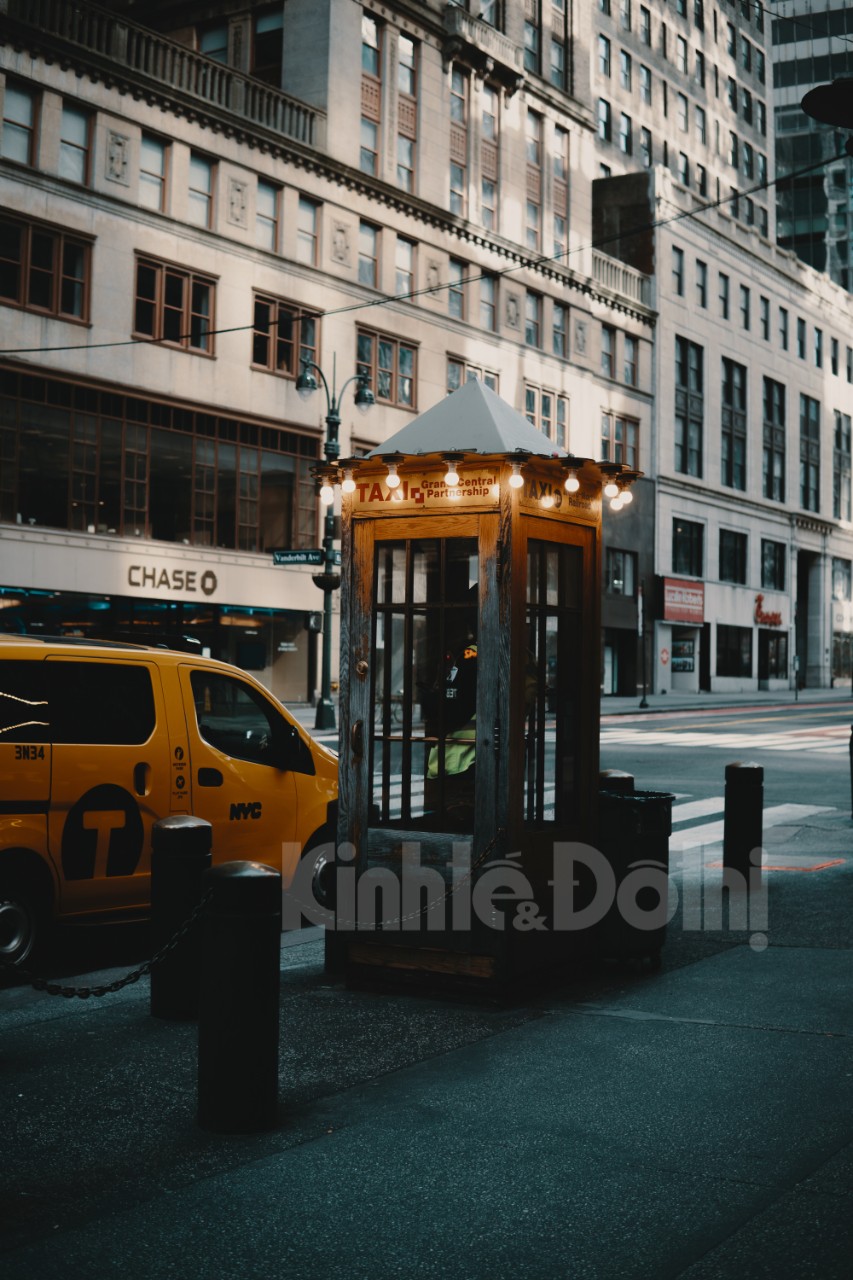  Một chiếc taxi không có khách giữa phố New York trong đại dịch Covid-19.
