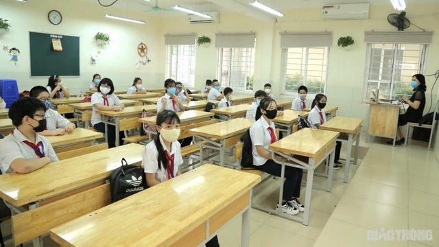 Nhiều trường học những ngày qua phải tổ chức học chia ca, phân nhỏ sĩ số để đảm bảo yêu cầu giãn cách tại trường, lớp học.