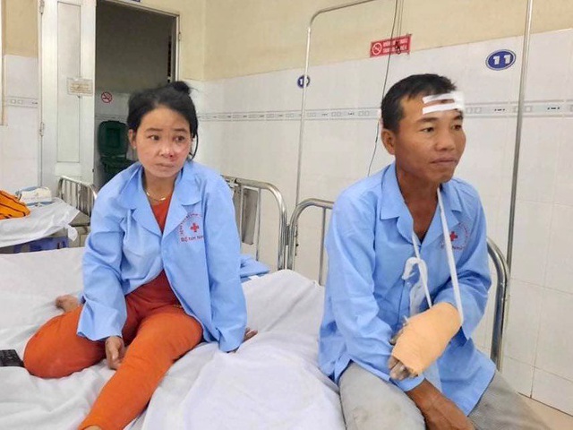  Vợ chồng ông Phú may mắn thoát nạn nhưng bị nhiều thương tích trên người