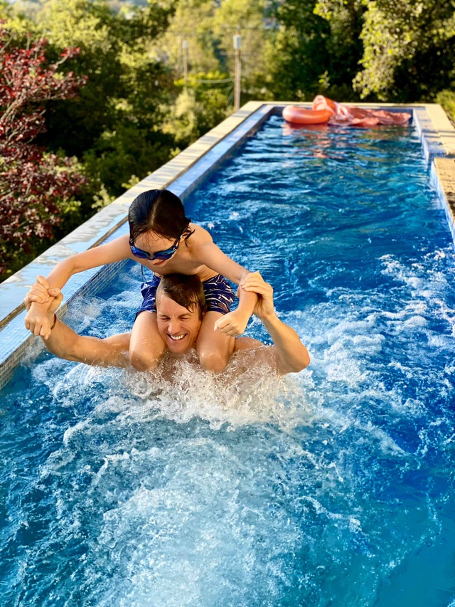  ... thì hai con vui vẻ bơi lội cùng người bạn ngoại quốc của mẹ.