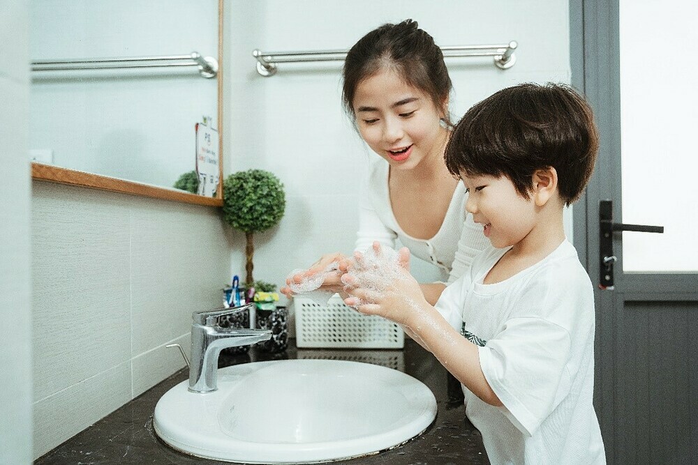  Mẹ trẻ cùng con thực hành rửa tay bảo vệ sức khỏe, đẩy lùi nguy cơ nhiễm bệnh. 