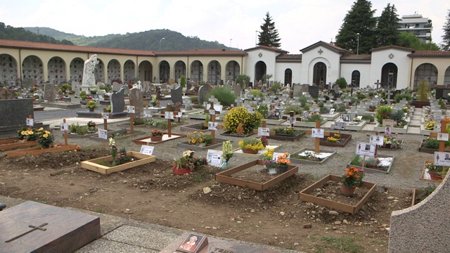  Những ngôi mộ mới đào ở Nembro, Lombardy, Italia trong đại dịch Covid-19. (Ảnh minh họa: CGTN)