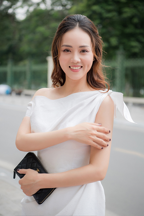  Khi sự sự kiện, Ngọc Hà kết hợp váy cocktail trơn màu với ví cầm tay của Chanel. Ngọc Hà sinh năm 1988, kém Công Lý 15 tuổi, từng lọt vào top 10 cuộc thi Hoa hậu Du lịch Việt Nam 2008.