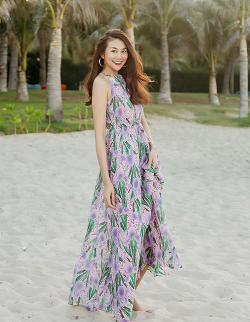  Vào mùa hè, Thanh Hằng có cả bộ sưu tập váy hoa đủ màu sắc, kiểu dáng. Đây cũng là trang phục lý tưởng nhất để xua tan cơn nóng, tạo cảm giác mát mẻ ngay từ khi nhìn.