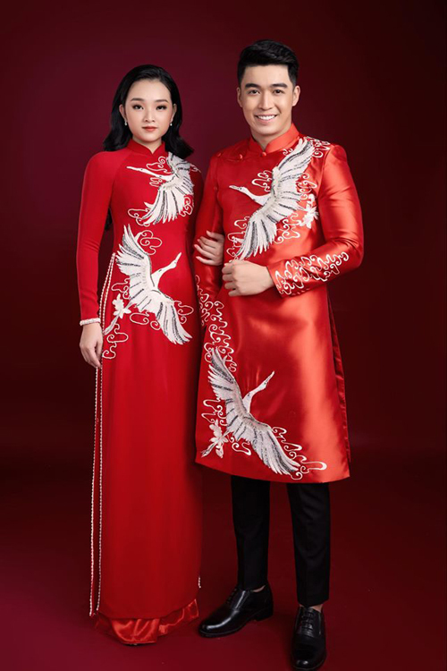  Tà áo dài đôi sắc đỏ là lựa chọn phổ biến cho tân lang, tân nương ngày cưới vì sự nổi bật, là sắc màu may mắn gắn liền với dịp hỷ sự theo quan niệm người Á đông. Điểm đáng lưu ý của áo dài uyên ương là thể hiện sự gắn kết của cặp vợ chồng thông qua họa tiết, màu sắc tương đồng. 