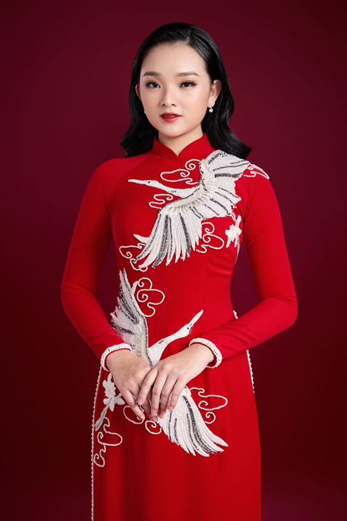  Chất liệu vải co giãn được Minh Châu ưu tiên lựa chọn, giúp cô dâu có được trang phục thoải mái và đáp ứng tiêu chí thẩm mỹ.