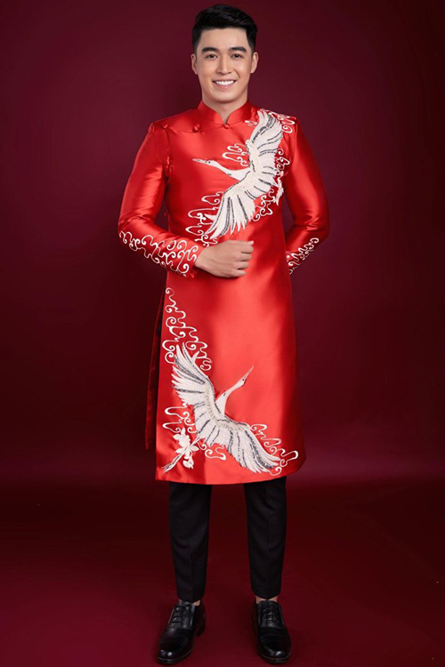 Ở bộ sưu tập lần này, NTK Minh Châu tạo nên các mẫu áo mới có hoa văn thêu, được đính kết hạt lấp lánh. 