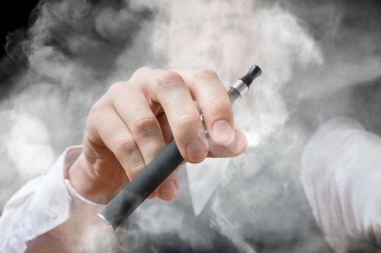  Chất gây nghiện trong thuốc lá điện tử có thể gây ra nhiều tác hại cho sức khỏe người dùng. Ảnh minh họa 