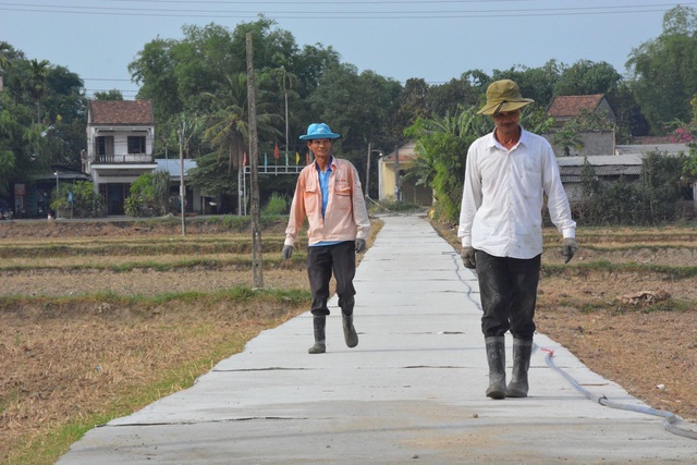  Tuyến đường vào thôn Đông đã được xây dựng hoàn thành nhờ sự đóng góp kinh phí của ông Lê Nhỏ