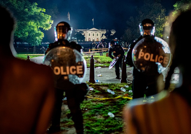 Các cuộc biểu tình bạo lực sắc tộc lan đến Nhà Trắng. (Ảnh: Reuters)