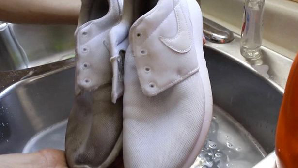 Sự khác biệt trông thấy của đôi giày thể thao trắng trước và sau khi được tẩy bằng kem đánh răng. (Ảnh cắt ra từ video)