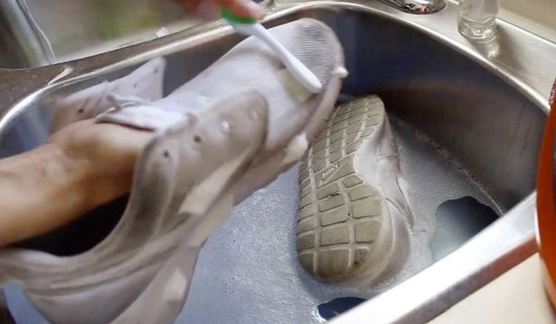  Đầu tiên, Faith ngâm đôi giày bẩn trong nước ấm có pha xà phòng tẩy rửa, sau đó bôi kem đánh răng lên bề mặt giày và dùng bàn chải chà xát cẩn thận. (Ảnh cắt ra từ video)