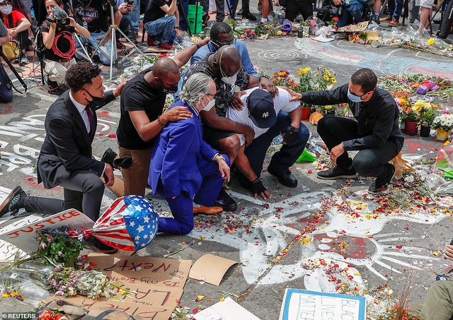  Terrence Floyd quỳ gối tại nơi tưởng niệm anh trai. (Ảnh: Reuters)