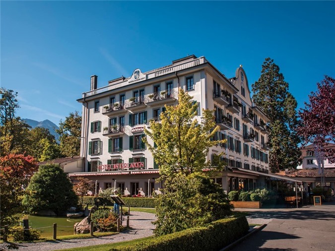  Khách sạn Interlaken, Interlaken, Thụy Sỹ: Khách sạn Interlaken ban đầu là một bệnh viện và sau đó là một tu viện. Năm 1323, nơi đây được sử dụng như nhà khách, đến năm 1491, khách sạn Interlaken được trùng tu và cải tạo. Ảnh: Hotel Interlaken.