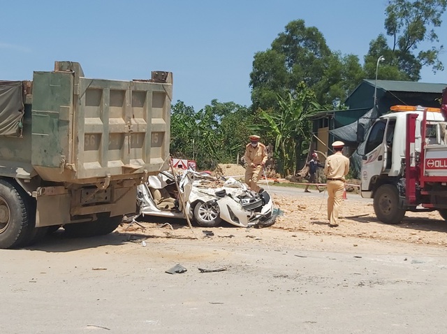 Lực lượng CSGT có mặt tại hiện trường phân luồng và xử lý vụ tai nạn.