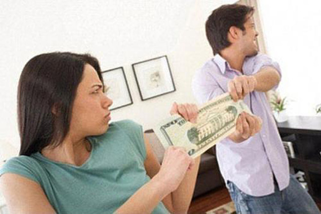  Tiền các loại hóa đơn, tiền học của con, tiền chợ...khiến bạn đau đầu trong khi chồng không chịu đưa tiền cho vợ. Ảnh minh họa