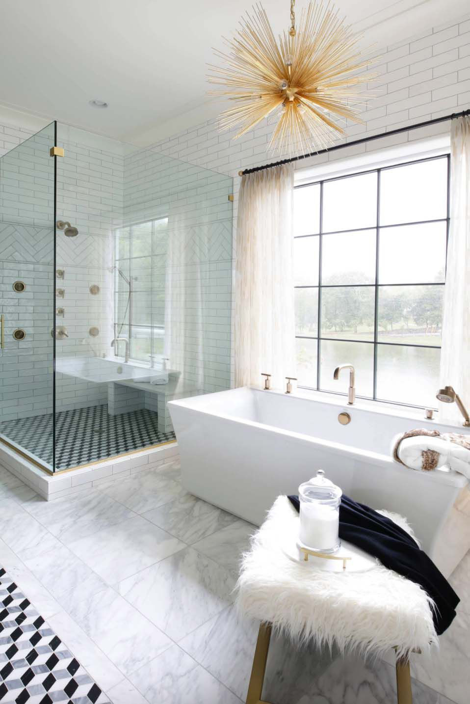  Một không gian phòng tắm theo phong cách giao thoa tuyệt đẹp với bồn tắm hấp dẫn, đèn chùm tỏa nắng, ghế đẩu chùm lông thú và gạch khảm họa tiết hình học.