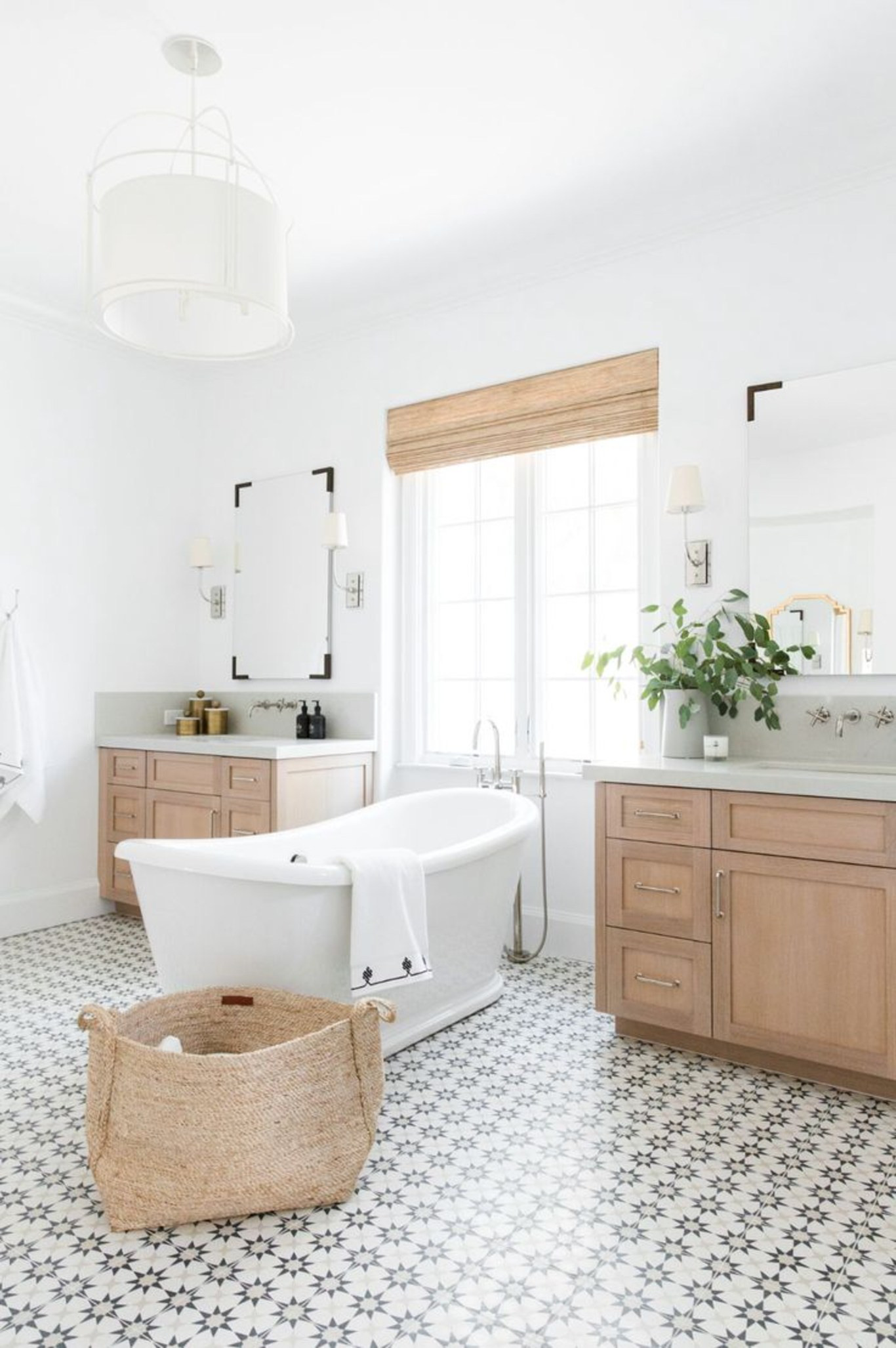  Một phòng tắm theo phong cách giao thoa chào đón bạn với tủ gỗ và giỏ đan lát cộng với sàn gạch khảm họa tiết truyền thống.