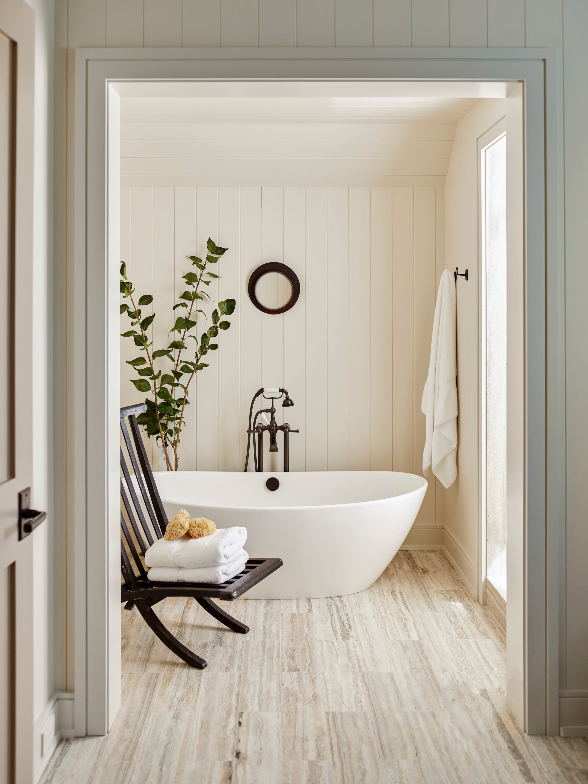 Phòng tắm màu trung tính và ấm áp với sàn được lát gạch lấy cảm hứng từ gỗ và bồn tắm hiện đại với những điểm nhấn màu đen.