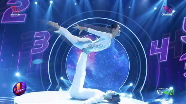  Kim Ba và Ngọc Anh biểu diễn trong game show Ai Là Số 1