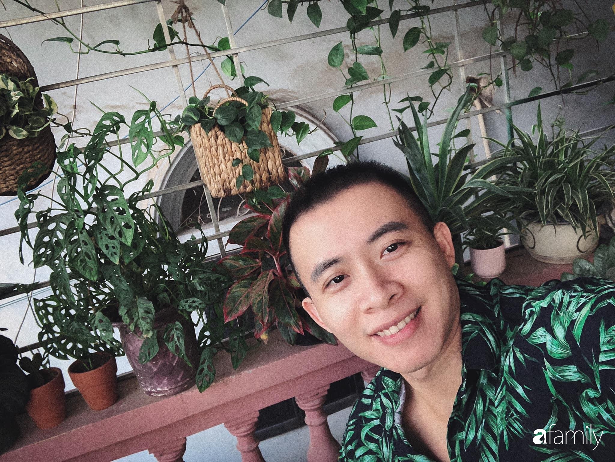  Anh Nguyễn Tuân dành thời gian chăm chút cho tổ ấm bằng việc trồng cây.