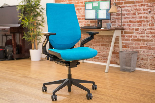  Chiếc ghế văn phòng tiêu chuẩn là phải chỉnh được độ cao và đệm tựa cong vòng theo xương sống.