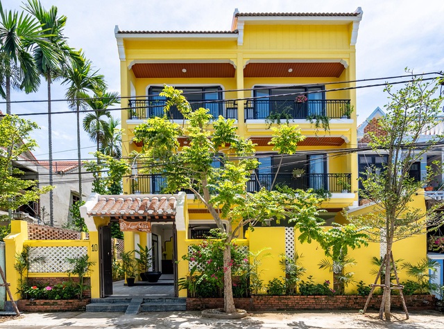 Không bao lâu sau, Hoàng Anh quyết định rời thành phố lớn - nơi cô có một công việc ổn định, thu nhập tốt để đến Hội An sinh sống, lập nghiệp. “Thật may, ông xã và bố mẹ hai bên đều tin tưởng và ủng hộ mình. Mình xem đây là cuộc hành trình đi tìm vùng đất hạnh phúc”, cô hạnh phúc chia sẻ.