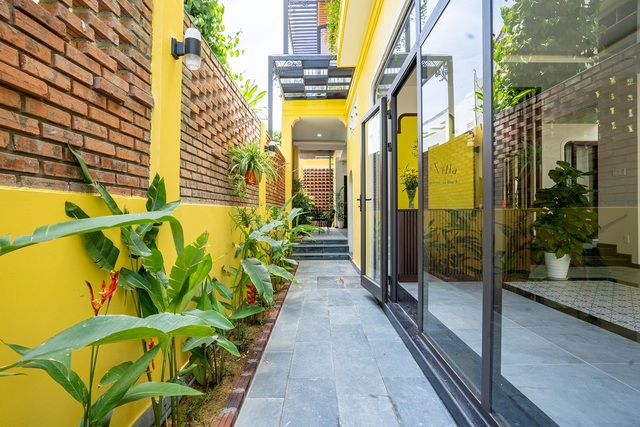 Cô nhờ một người bạn gốc Hội An tư vấn, hỗ trợ trong quá trình thiết kế và xây dựng. Với nguồn kinh phí có hạn, Hoàng Anh thuê khoán phần xây dựng thô nhưng nguyên vật liệu cô đều tự tìm nguồn bán, tự chọn mua để quản lý tài chính hiệu quả.