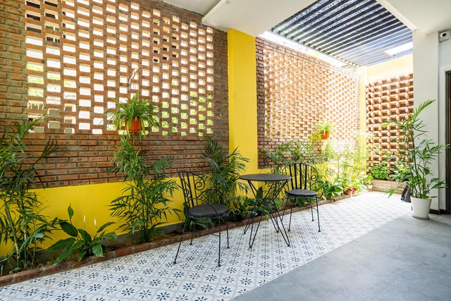 Ngôi nhà mang đậm chất Hội An với mái ngói, tường vàng. Nội thất trong nhà đều do cô tự tìm và lựa chọn theo tiêu chí đơn giản nhưng lịch sự.