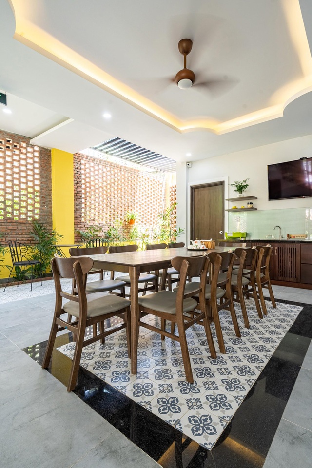 Căn phòng ngủ với bức tường vàng ấn tượng, nổi bật.