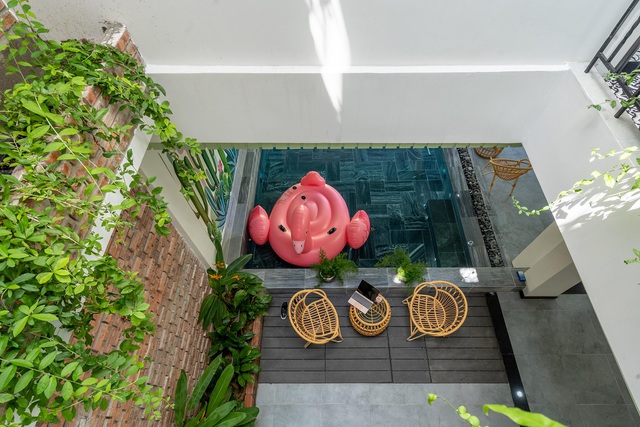 Bao quanh ngôi nhà là sân vườn bốn mùa xanh mát. Cây xanh trở thành vật trang trí hiệu quả cho ngôi nhà để tạo cảm giác gần gũi, gắn kết thiên nhiên.