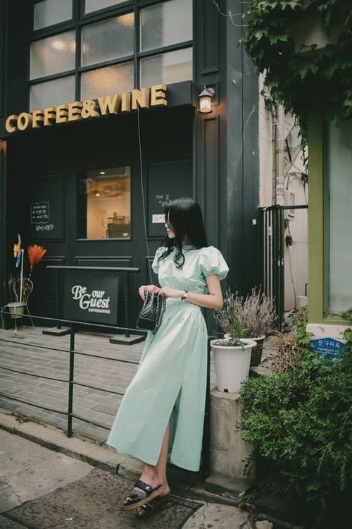 Một mẫu váy nhấn eo kiểu cổ điển, tông màu mát mắt sẽ giúp phái đẹp thu hút hơn khi đến nơi làm việc vào những ngày oi nồng.