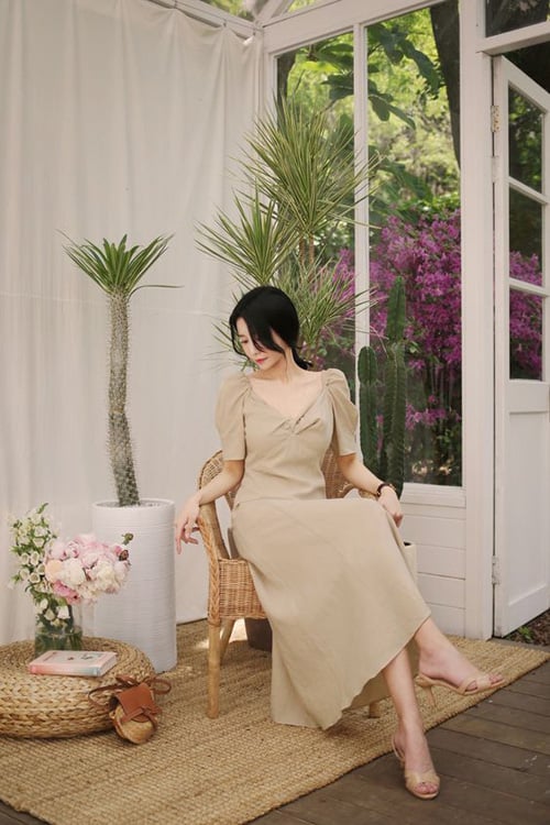 Đối với những tín đồ của màu trung tính thì các kiểu đầm liền thân màu nude, beige, trắng ngà... luôn có sức hấp dẫn kỳ lạ.