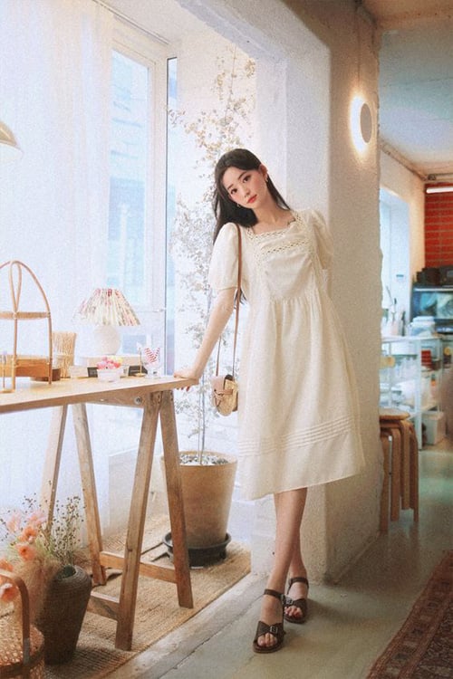 Xu hướng chọn các mẫu đầm vintage để đi làm, đi dạo phố vẫn được yêu thích. Chính vì thế, sử dụng những dáng váy cơ bản cùng sandal, túi cói vẫn giúp phái đẹp có được set đồ đúng mốt.