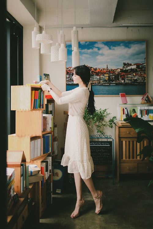 Váy voan trong suốt cho nàng vóc dáng mảnh mai. Kết hợp cùng mẫu đầm đậm chất tiểu thư là áo dệt kim loại mỏng, hài hòa sắc màu.