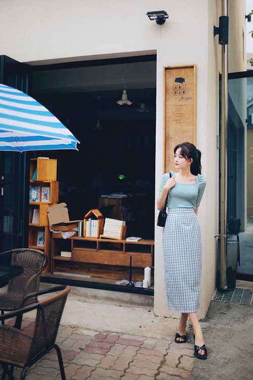 Ngoài các kiểu đầm liền thân màu dịu mắt, chị em công sở có thể chọn thêm nhiều mẫu chân váy để mix đồ mùa hè.