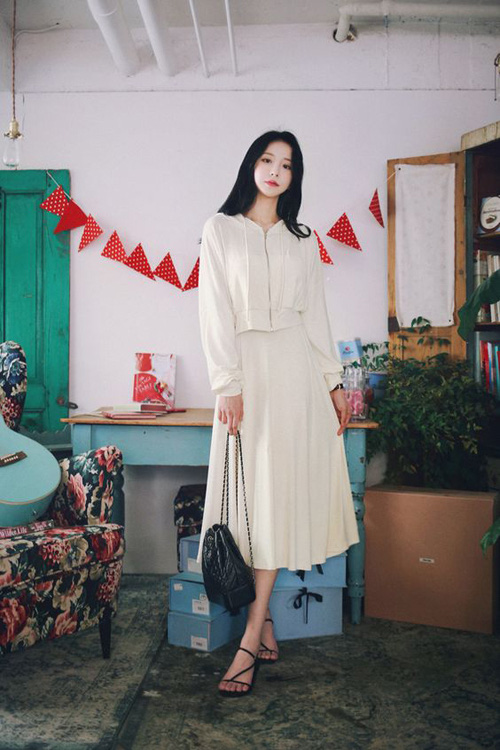Chân váy xòe dáng midi vốn quen thuộc nhưng lại khó gây nhàm chán bởi tính ứng dụng cao.