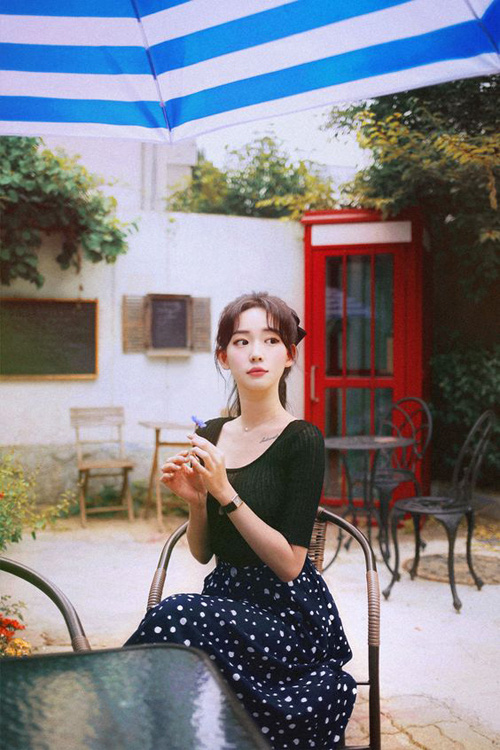 Đầm midi kiểu cổ điển được thể hiện trên nhiều tông màu, họa tiết để phái đẹp thỏa sức sáng tạo khi chọn đồ đi làm.