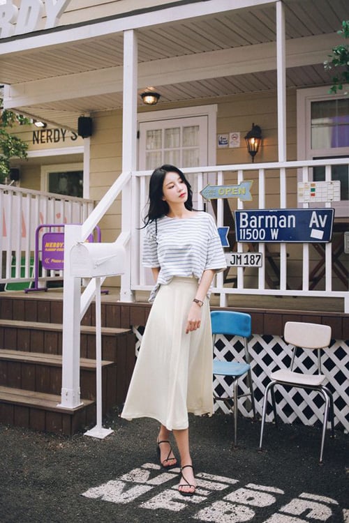 Váy midi màu đơn sắc dễ dàng kết hợp cùng nhiều kiểu sơ mi, áo thun, áo blouse cho phái đẹp văn phòng.