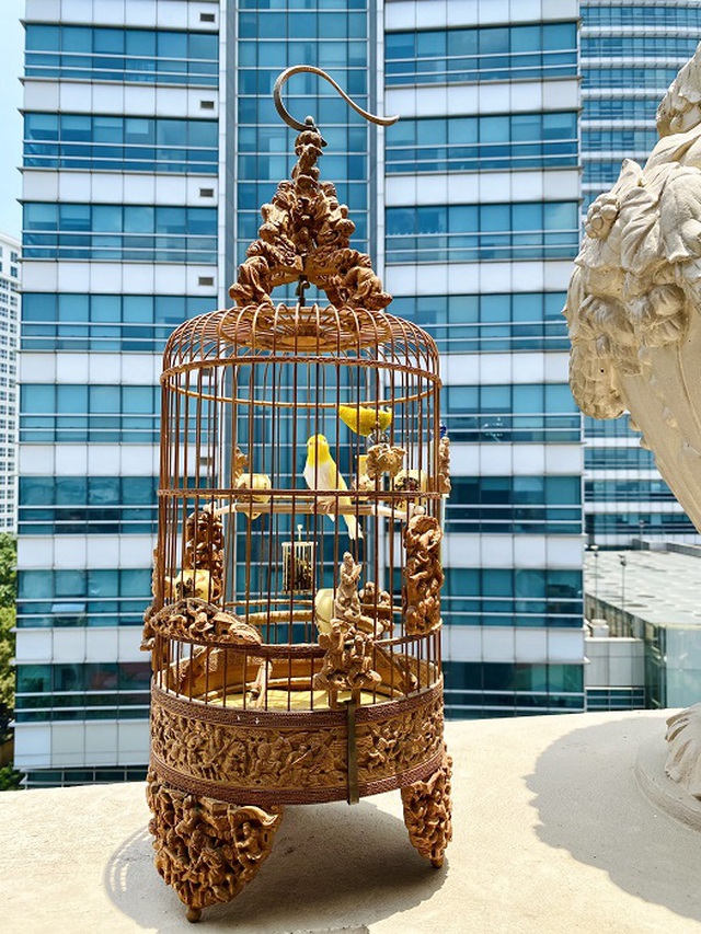  Những chiếc lồng chim có giá hàng trăm triệu đồng cũng được đại gia này đặt nghệ nhân nổi tiếng làm hoàn toàn bằng tay gửi từ nước ngoài về.
