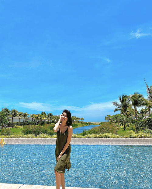  Ngoài các mẫu áo tắm sexy, diễn viên Thuý Ngân chọn thêm váy lụa mềm mại để tận hưởng những ngày hè rực nắng tại vùng biển đẹp.