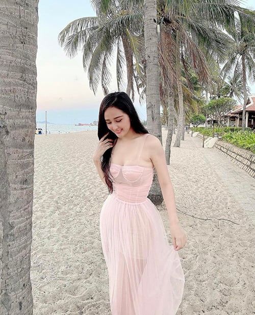  Váy hai dây thiết kế trên chất liệu vải voan mỏng, trong suốt là trang phục được hoa hậu Mai Phương Thuý chọn lựa khi đi dạo biển.
