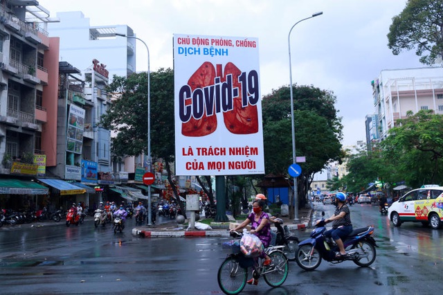  Khẩu hiệu chống Covid-19 ở thành phố Hồ Chí Minh hồi tháng 4 (Ảnh: Reuters)
