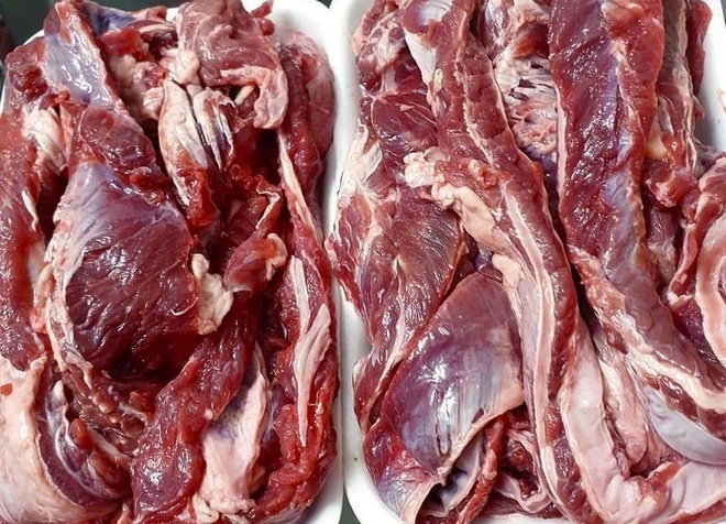  Trong khi thịt dẻ sườn bò Úc bán tại các cửa hàng thịt nhập khẩu giá lên tới 310.000-380.000 đồng/kg thì trên chợ mạng đang được rao bán tràn lan với giá siêu rẻ. Ảnh: My Nhung.