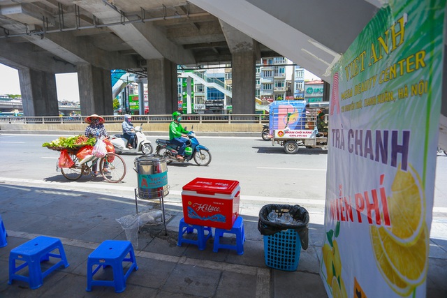  Đặt tại đường Nguyễn Trãi (quận Thanh Xuân), bình trà chanh miễn phí của anh Nguyễn Việt Anh tuy mới xuất hiện gần 1 tuần nhưng nơi đây trở thành điểm dừng chân nghỉ ngơi quen thuộc của nhiều xe ôm công nghệ và người lao động tự do.