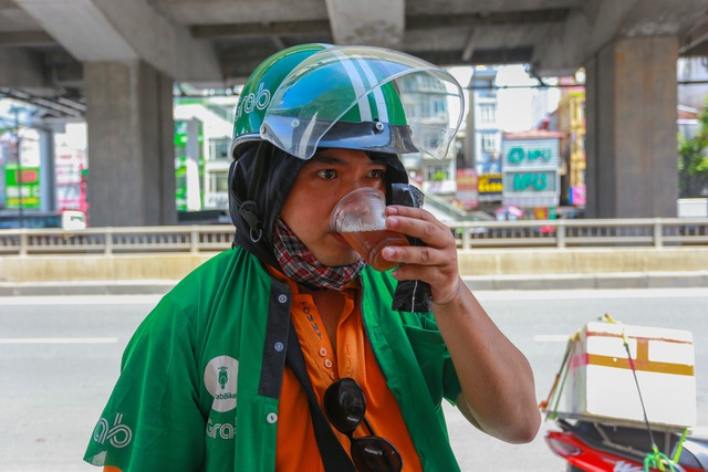  Là xe ôm công nghệ ở Hà Nội, anh Hoàng Hùng Giang (35 tuổi) cũng cảm nhận được sự vất vả và khó khăn khi phải chở khách dưới thời tiết nắng nóng như này. “Mình rất cám ơn những người đã lên ý tưởng này, góp phần giúp những người lao động như mình đỡ vất vả hơn. Cốc nước thực sự rất ngon.”, anh Giang chia sẻ.