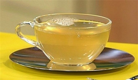  Buổi sáng sớm sau khi tỉnh dậy bạn uống một cốc nước pha mật ong càng tốt.