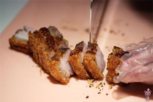  Miếng thịt được cắt từ bước ướp thịt trước đó nên khi thái rất dễ dàng.
