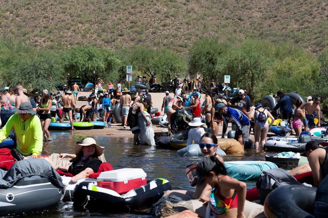  Người dân vui chơi bên hồ Muối Lớn ở bang Arizona, Mỹ ngày 27/6 bất chấp dịch Covid-19 đang bùng phát mạnh (Ảnh: Reuters)